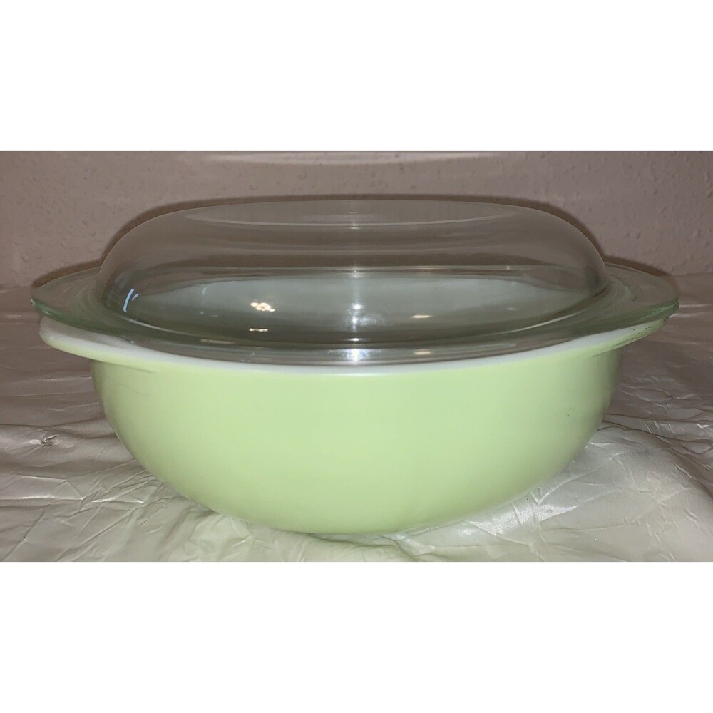 Vintage Pyrex Lime Green Round Casserole W Lid 2 Quart 024